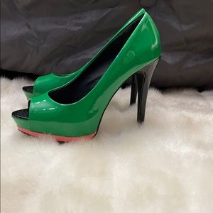Green Patent leather black heel , trimmed in pink